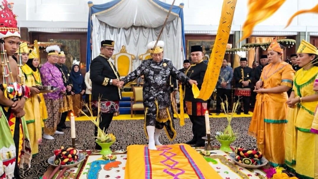 Sultan Kutai Kartanegara Ing Martadipura Aji Muhammad Arifin menjalani ritual Bepelas, Minggu (20/9/2026).