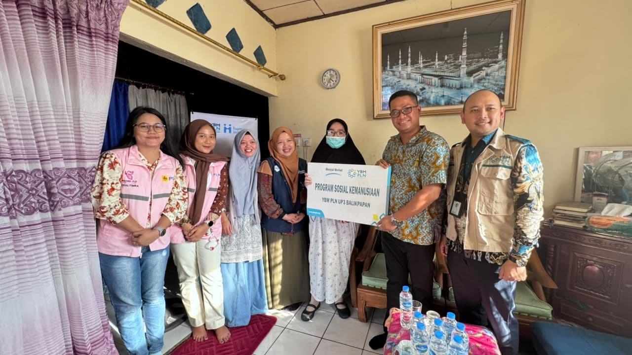 Srikandi PLN Balikpapan Beri Bantuan Kaki Palsu untuk Risca Meliana