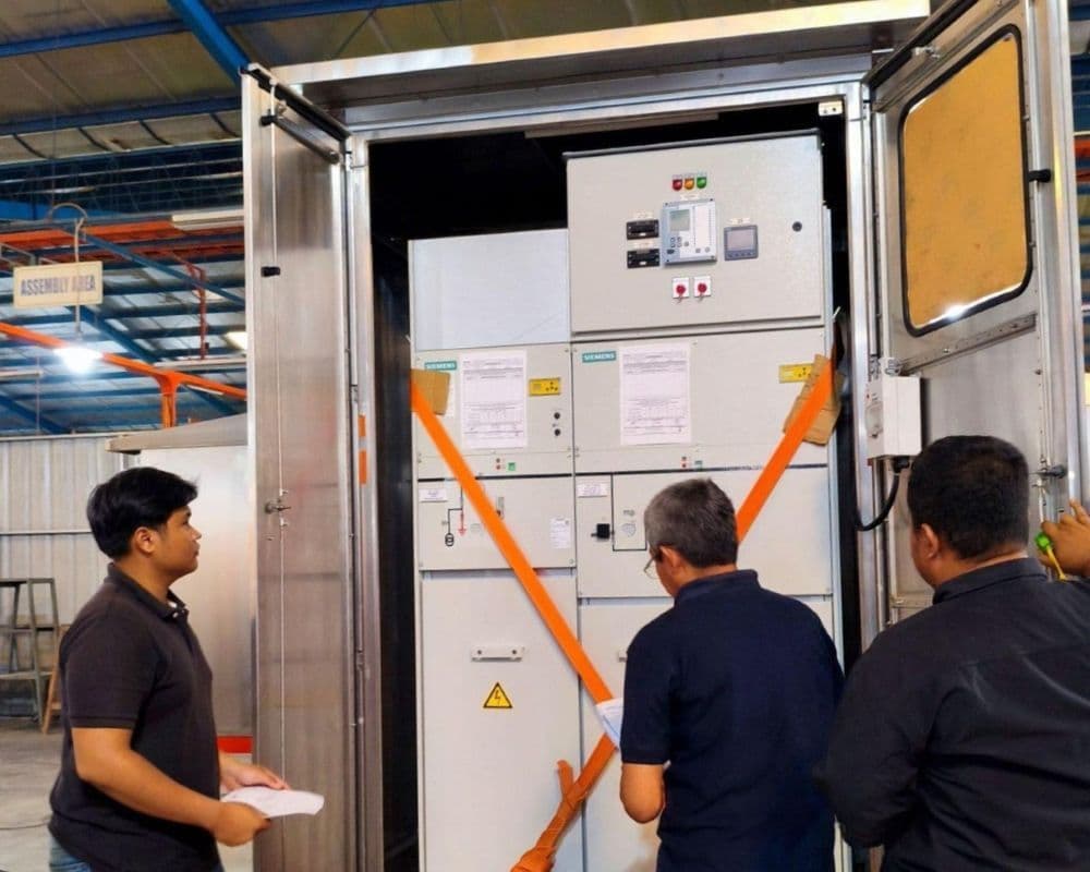PT Semacom Integrated Tbk melakukan Factory Acceptance Test (FAT) untuk Kiosk Substation Switch.1 untuk industri batu bara.