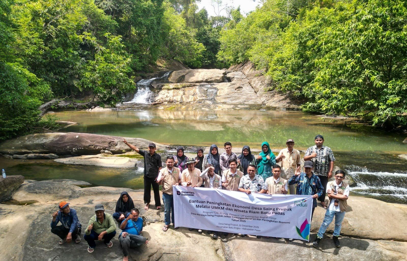 Perwakilan PLN UIP KLT bersama masyarakat di Wisata Riam Batu Padas, Desa Saing Prupuk