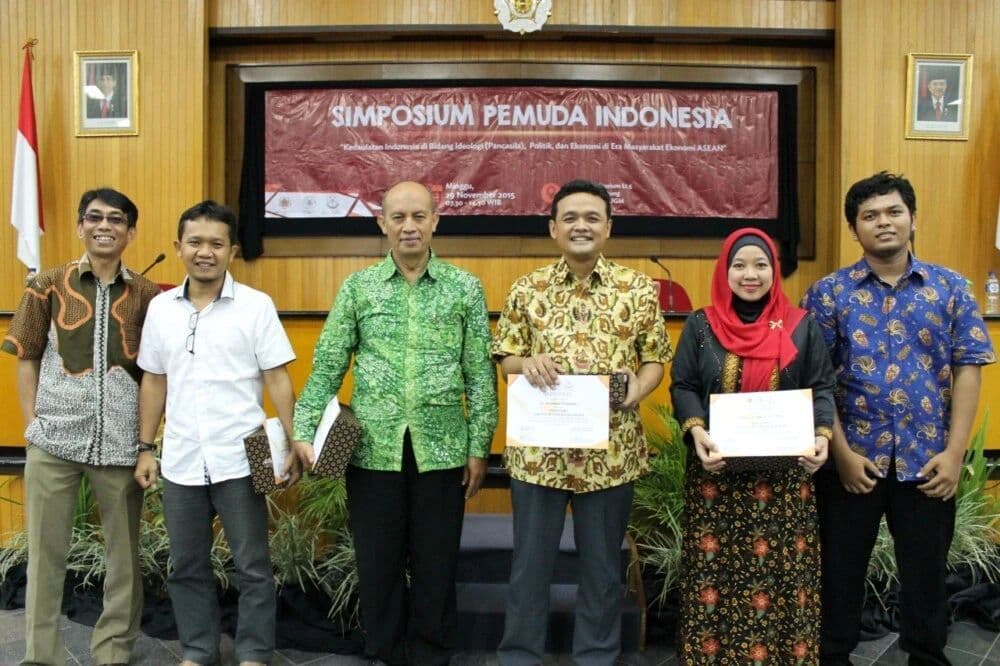 Mantan Duta Besar RI untuk Mesri, Nurfaizi Suwandi (tiga dari kiri), dalam sebuah simposium di UGM, Desember 2015.