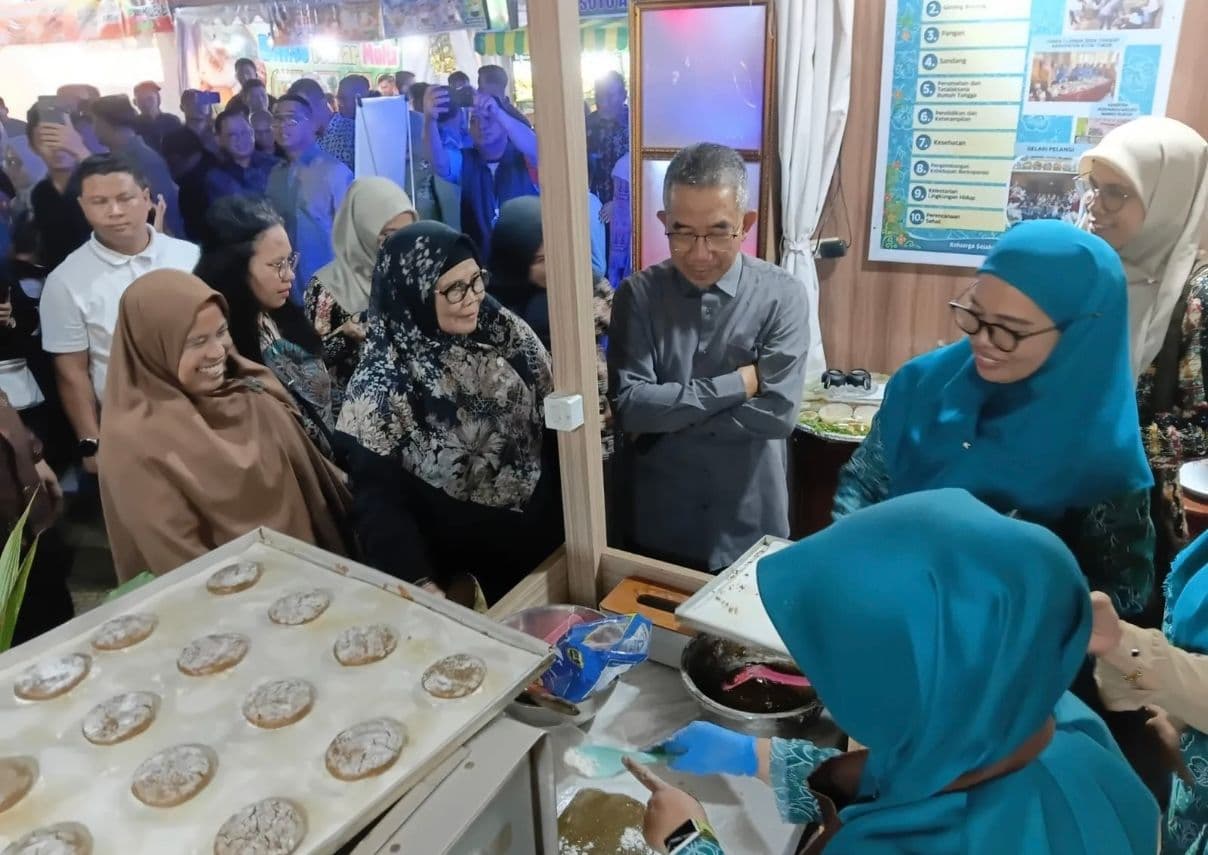 Bupati Ardiansyah Sulaiman mengunjungi stan peserta Kutim Expo 2026.
