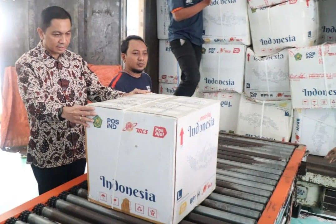 Direktur Operasi PT Pos Indonesia (Persero) Donny Maya Wardhana saat memantau kargo haji 2026. Pos Indonesia laporkan keterlambatan pembayaran sukuk.